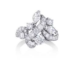 A Shiny Cluster Ring With Pave Surrounds An Array Of Diamonds And Freeforming Shapes Make For A Bright Al Cluster Ring Diamond