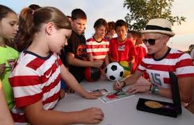 With pink hair and a bright smile, there's no way you could mistake rapinoe for any other face. Rapinoe Brings Sidekick Sister On Hometown Visit Photos Autographs For Hundreds In Redding