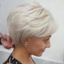 Jolies coupes de cheveux pour femme de ans et même si, à ans, les cheveux longs se portent moins, les cheveux courts et milongs offrent tout. Femme 50 Ans Naturally White Silver Grey Hair 100 Coiffures Courtes Epoustouflantes Pour Des Cheveux Fins Magazine Moms Inspiration Pour Parents Modern Mom Fashion Lifestyle Magazine