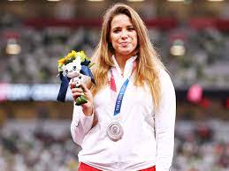 Not even two weeks since winning a silver medal at the tokyo olympics, polish javelin thrower maria andrejczyk put it up for auction to help save an infant's life. Nuqlap4r8tb4em