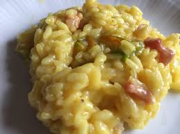 Togliete il tegame dal fuoco e mescolate energicamente spolverando con il trito di prezzemolo, scorza di limone e aglio. Risotto Ai Fiori Di Zucchina Zafferano E Pancetta Blumirtillo