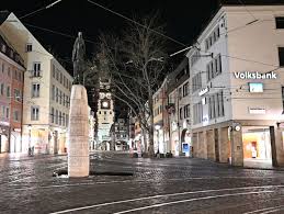 Kanadierin geht mit ihrem hund gassi. Corona In Baden Wurttemberg Vgh Hebt Nachtliche Ausgangssperre Auf Der Spiegel