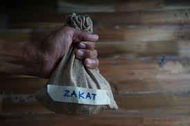 Orang fakir (orang melarat) yaitu orang yang amat sengsara hidupnya, tidak memiliki harta dan tidak mempunyai tenaga untuk menutupi kebutuhan dirinya dan keluarganya. 8 Golongan Orang Yang Berhak Menerima Zakat Okezone Tren