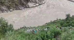 ऋषिकेश-बद्रीनाथ Nh पर अलकनंदा नदी में समाई मिनी बस, 1 की मौत..कई लापता