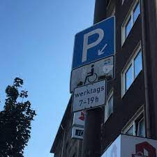 Weißes ortsschild bei hvide sande. Darf Ich An Einem Sonntag An Diesem Behindertenparkplatz Parken Auto Fuhrerschein Verkehrsrecht