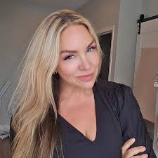 Hi! I'm Elise, 22, and just graduated college. I'm moving to Honolulu in  early July and looking to rent a room in a house or apartment with a few  other girls around