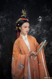 出品 北堂aa 出镜 小丸子披风 春山集bambolotta 头饰 万 宝 德传统手工艺 花丝镶嵌 皇家 传承御用手作 侨色细金花丝 学习做绒花的雪胖