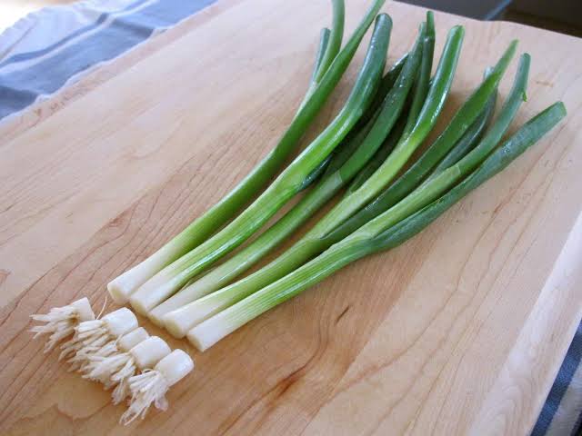 How to Regrow Green Onions From Scraps