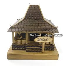 Dahulu, rumah ini adalah bangunan rumah kaum terpandang, tidak boleh dimiliki masyarakat kebanyakan. Miniatur Rumah Adat Jawa Tengah Joglo Dari Bambu 12x15x10 Cm Shopee Indonesia
