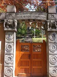 Will man das hauptgebäude betreten, so muss man erst einmal eine recht steile treppe hinauf gehen um diesen gedanken in die tat um zusetzen. Das Buddhistische Haus In Berlin Frohnau Blog Inberlin