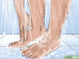 Warna kuku baik pada jari tangan dan kaki bisa menunjukkan kondisi kesehatan tertentu, bahkan yang serius ; Cara Membersihkan Kuku Kaki 11 Langkah Dengan Gambar Wikihow