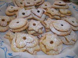 Terminata la cottura e lasciato freddare il tutto, mettere nelle forme più grandi un cucchiaino di marmellata, mettere sopra le forme più piccole e spolverare abbondantemente di zucchero a velo. Ricetta Ciambelline Sarde Senza Glutine Dolcidee