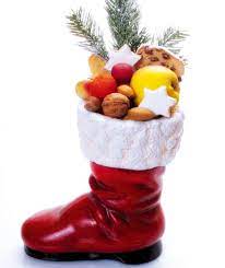 Ein nikolausgeschenk sollte immer eine kleine aufmerksamkeit sein. Nikolaus Warum Stecken Wir Die Geschenke In Schuhe Ratgeber Bild De