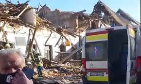 Rescuers are trying to pull people from the rubble of colla… Ivtyuthevsl9qm
