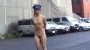 スタイル抜群の美女警官が野外で全裸になって交通安全を守る