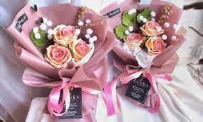 Bunga ini hanya digunakan hingga acara malam hari, karena besok paginya perayaan jumat agung, altar harus bersih tanpa ada bunga. Bunga Altar Yang Unik Wakil Australia Di Piala Dunia Merangkai Bunga Abc Tempo Co Bunga Altar Yang Unik 18 Dekorasi Natal Altar Gereja Minimalis Unik Dan Modern