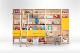 lundia original wandkast met trap laden en deuren uitgevoerd in de kleur maisgeel wandkasten kasten op maat boekenkasten