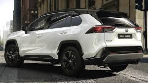 The new phev setup provides at least 42 miles of pure electric operation that blends smoothly with the vehicle's conventional redesigned in 2019, the rav4 has a much more aggressive, suv styling than its more carlike crossover predecessor. Toyota Rav4 Abmessungen Und Kofferraumvolumen Hybrid