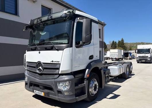 Mercedes Benz 2528LLNR-2004 Cab & Chassis Truck