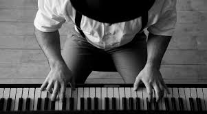Gli accordi al pianoforte sono fondamentali per improvvisare, accompagnarsi e suonare il pianoforte moderno. Come Suonare Subito Il Pianoforte In Pochi Minuti Accordi