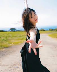 新垣結衣（日语：新垣 結衣／あらがき ゆい aragaki yui，1988年6月11日－），日本女演員、歌手及模特兒，出生於沖繩縣那霸市，身高169公分1，血型a型2，目前為日本lespros娛樂旗下的藝人。 æ–°åž£çµè¡£å¯«çœŸé›†æœªä¸Šå¸‚å°±ç¼ºè²¨ Men S Uno Hong Kong