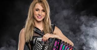 Melissa naschenweng was born on july 11, 1990 in villach, carinthia, austria. Melissa Naschenweng Neues Emotionales Video Und Ihr Erstes Open Air