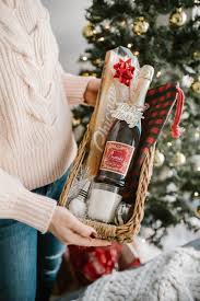 Between wrapping paper, temporary trees and all that plastic packaging, the december celebrations can quickly become an exercise in festive waste. Diy Christmas Gift Baskets Best Homemade Holiday Gift Baskets