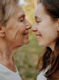 Menschen buchen keine Shootings wegen eines perfekten Bildes. Sondern wegen  eines Moments. Einer Verbindung. Einer Erinnerung fürs Leben. KI kann viel.  Aber sie kann keine Nähe fühlen. Für mich ist klar: Echte