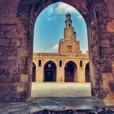 صورة للمسجد الطولوني في القاهرة يعد أحد المساجد الأثرية في مصر أمر بتشييده أحمد بن طولون مؤسس الدولة الطولونية سنة 263هـ 877م ليصبح ثالث مسجد بني في مصر م