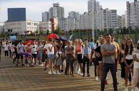Seit tagen gehen die menschen in weißrussland (belarus) auf die straßen. Weissrussland Belarus Wahl Beendet Zu Wenig Stimmzettel Fur Wartende Burger Politik Stuttgarter Nachrichten