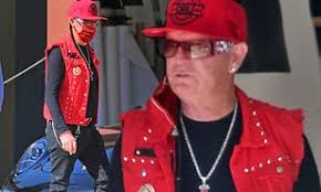 Looks like katy perry has some competition. Katy Perry S Preacher Father Flashes A Cross Necklace Amid Reports He Spent 178k Church Donations Daily Mail Online