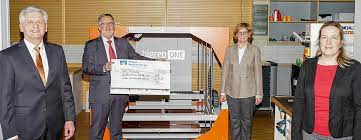 Kwitt, benachrichtigungsservice oder bezahlen mit dem smartphone halten wir noch für sie bereit. Vr Bank Bayreuth Hof Eg Und Gvb Bezirksverband Oberfranken Unterstutzen Einrichtungen Der Hochschule Hof Der Neue Wiesentbote