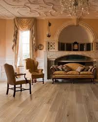 Edles Wohnzimmer In Hellen Brauntonen Mit Echtholz Parkett Mehr Auf Www Planeo De Parkett Landhausdiele Parkett Landhausdiele