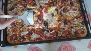 evdeki malzemelerle tepside karisik pizza tarifi tam kivaminda kapis ka yemek tarifleri gida pizza