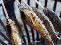 Gegrillter Fisch Steckerlfisch Rezept Steckerlfisch Essen Und Trinken Lebensmittel Essen