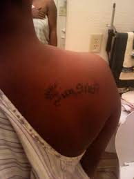 Während der eigene oder der des kindes noch auf früher wurden oft die namen der eltern oder großeltern, vor allem bei jungen übernommen. 95 Namen Tattoos Familiennamen Und Kindernamen Designs