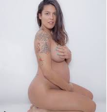 Lorena Castell presume de embarazo posando desnuda