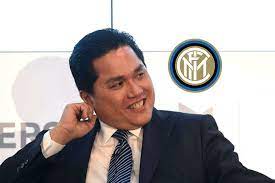 Erick thohir adalah pengusaha yang banyak dikenal di kalangan pecinta sepakbola dunia, terutama setelah ia resmi membeli klub inter milan, italia, di mana sebelumnya klub ini dimiliki oleh massimo. Erick Thohir To Sell Inter Milan Stakes Before Acquiring Oxford United Report