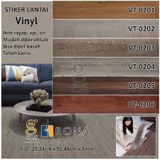 Dengan menggunakan lantai parket akan membuat rumah anda lebih hangat dan natural. Stiker Lantai Vinyl Tekstur Motif Kayu Merek Rona Galeri Shoofis Wallpaper