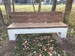 Eine gartenbank lässt sich leicht und schnell aus porenbeton bauen und ist somit individuell zu gestalten. Parkbank Aus Beton Mit Ruckenlehne Aus Kebony Holz Co33 Betonmobel