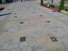 Lots of happenings here on the walk of fame, lots of tourists walking about, hard to stand still and take in the whole thing, let alone take a pic. Stadt Ort Bild Walk Of Fame In Miedzyzdroje Misdroy