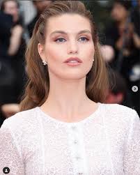 Vẻ đẹp nao lòng của bạn gái thủ môn sắp nhập tịch Indonesia