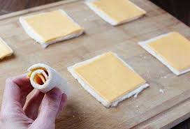 • 4 lembar roti tawar • 4 potong sosis rasa sapi/ayam • 1 buah bawang bombay, lalu iris memanjang • keju cheddar • saus barbeque dan saus tomat untuk olesan. Cheese Stick Roti Tawar Resep Mama