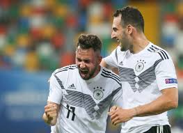 Victor nelsson tritt an um den wichtigen ausgleich für dänemark in der verlängerung zu erzielen und bleibt dabe Augsburger Richter Dreht Auf Deutsche U21 Gewinnt Em Auftakt Gegen Danemark