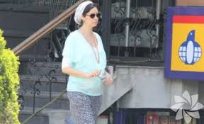 Bu, ilk evliliği değil22 yaşında kendisinden 17 yaş büyük avukat doğan akçura'yla hayatını birleştirdi. Ahu Yagtu Kimdir Yasam