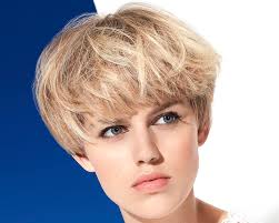 E la testa di charlize theron che con il taglio corto a scodella, con frangia lunga, . Tagli Capelli Corti Primavera 2019 Vi Presento Bob Vanityfair It