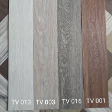 Menjadikan suasana lebih menenangkan ruangan pun nah, buat anda yang sedang membutuhkan informasi daftar harga lantai vinyl motif kayu, berikut ini ada berbagai merek lantai vinyl yang bisa. Jual Lantai Vinyl Taco 3mm Motif Kayu Arnidecor Shopee Indonesia