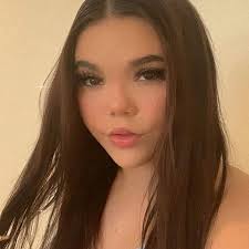 Holly Grigg's Instagram, Twitter & Facebook