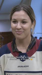 Gabrielle David était de passage à l’Assemblée nationale jeudi avec le  nouveau (magnifique) chandail de la Victoire de Montréal! 🤩