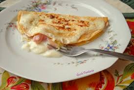 Le ho farcite con prosciutto cotto e sottilette ( ho utilizzato le cremose della kraft). Crepes Prosciutto E Formaggio